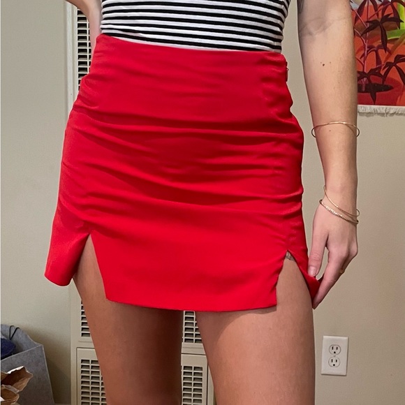 Red satin mini skirt - Picture 1 of 3